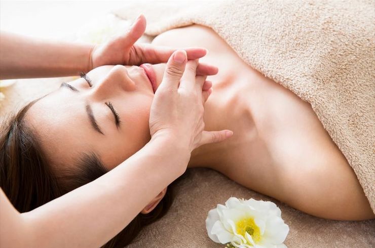 フェイシャルマッサージを受ける女性