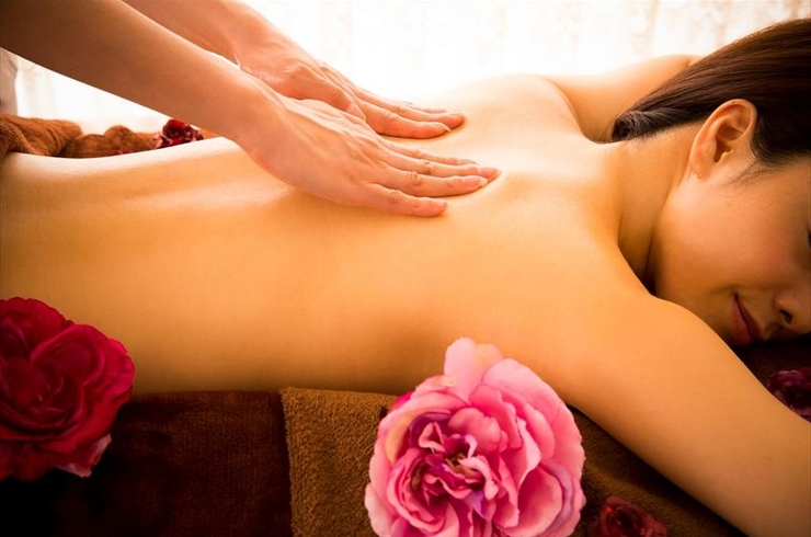 背中の施術を受ける女性